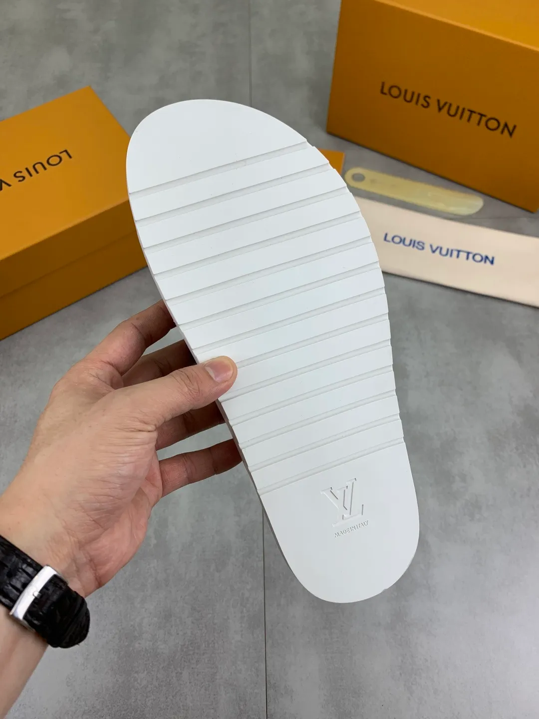 Men's shoes 💰P320💰【New style】🆘 Original quality 【LOUIS VUITTON】The popular Louis Vuitton LV men's slippers on the official website are on sale simultaneously! Original fabric imported from Italy, original factory special supply, code number: 38-44 (45 customized), many colors available